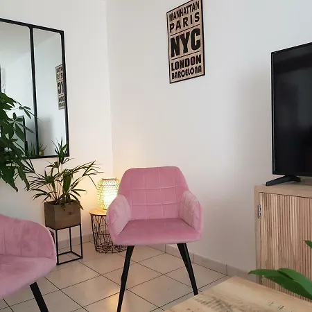 Le Pompidou T2 Pour 2 A 4 Pers Avec Parking Prive & Balcon Place Ney